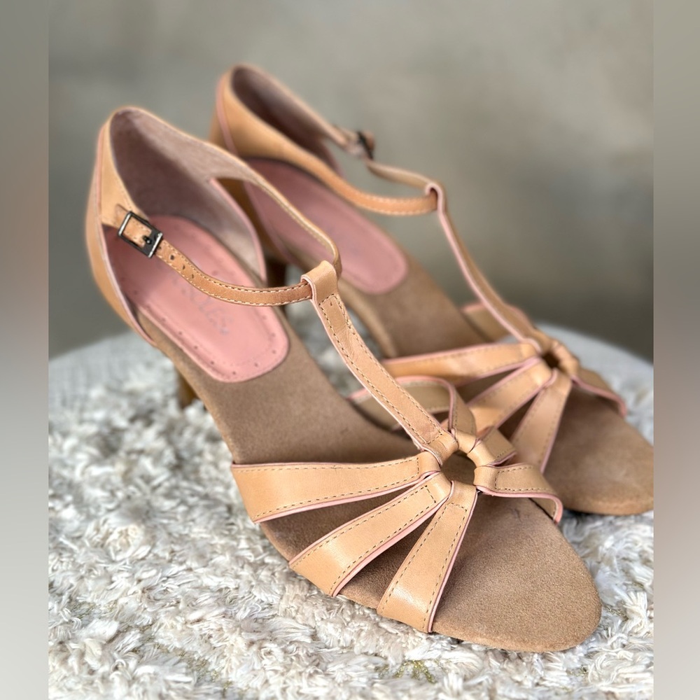 NWOT Aerosoles Low Heel Strappy Sandal Tan Size 8.5